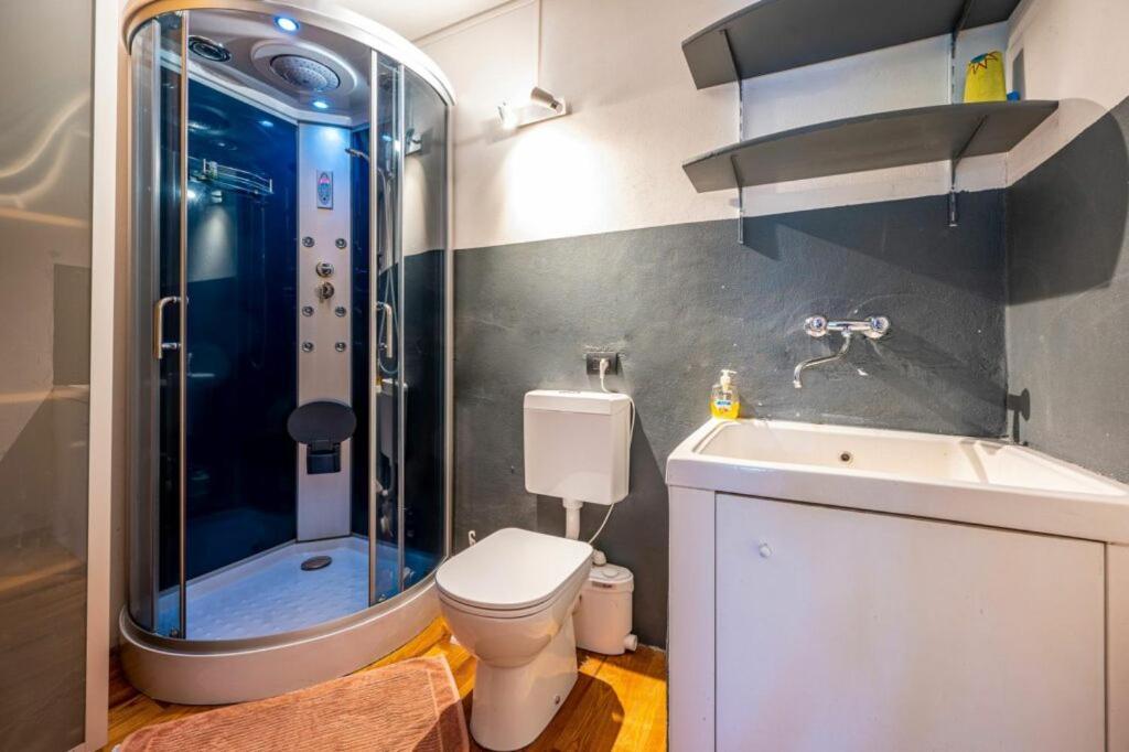 Villa Iris -Pet Friendly Stay - Garden - Private Parking- Bike Friendly Holiday House Colico Exterior foto
